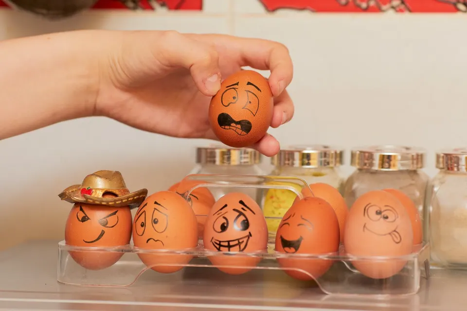 Bunte verrückte Eier als Symbol für Spaß und Quatsch